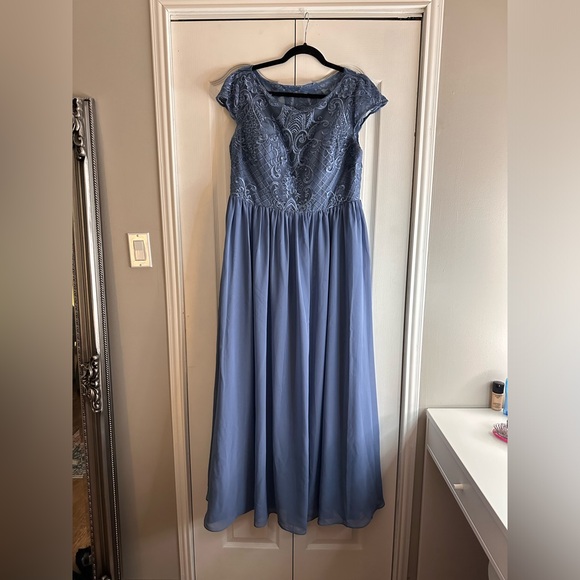 Lace top formal dress - Picture 3 of 6